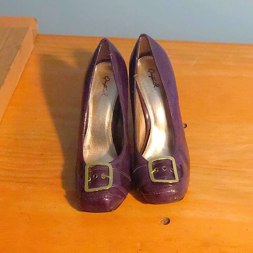 Closed toe block heel pumps